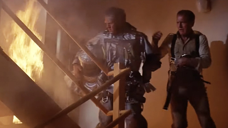 Steve McQueen în rolul lui Michael O'Hallorhan și Paul Newman în rolul lui Doug Roberts într-o scară de foc din The Towering Inferno