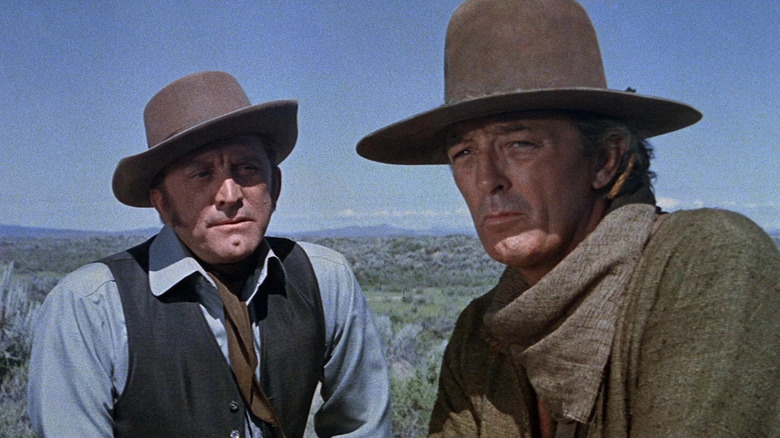 Kirk Douglas în rolul lui William J. Tadlock și Robert Mitchum în rolul lui Dick Summers pe caii lor în The Way West