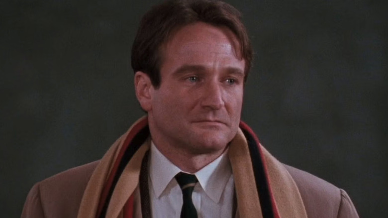 Robin Williams îl privește emoționat în rolul lui John Keating în Dead Poets Society