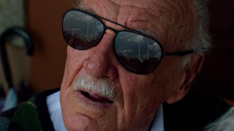 Stan Lee se uită la cer în timpul cameo-ului său din X-Men: Apocalypse