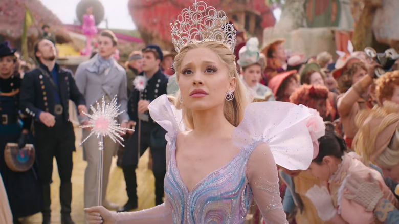 Glinda privind îngrijorată în Wicked: For Good