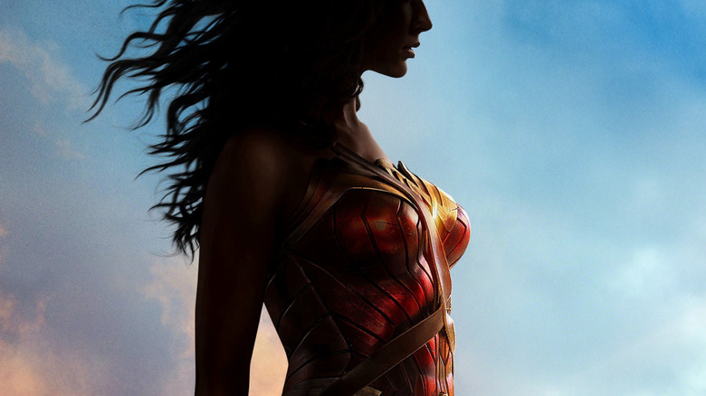 Un profil lateral al lui Gal Gadot ca Wonder Woman pe posterul pentru Wonder Woman