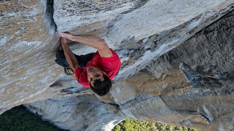 Alex Honnold urcă pe El Capitan în Free Solo