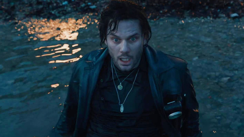 James stând în apă cu o expresie de groază pe față în Return to Silent Hill