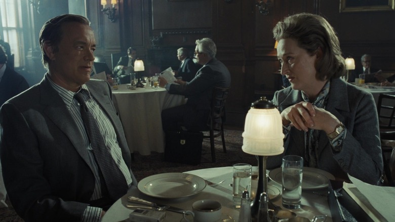 Tom Hanks în rolul lui Ben Bradlee și Meryl Streep în rolul lui Katharine Graham stând la o masă în The Post