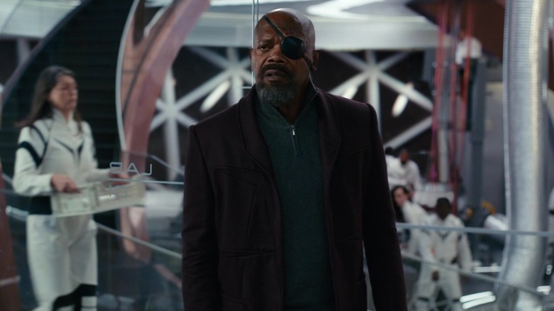 Nick Fury stând pe o stație spațială din The Marvels