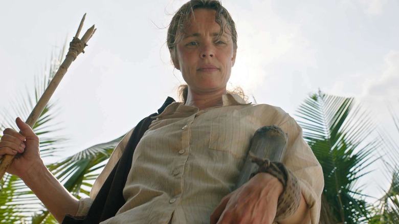 Linda Liddle, purtând o suliță, în Trimiteți ajutor