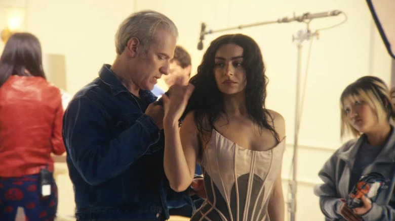 Charli XCX este îngrijită de clientul ei din The Moment