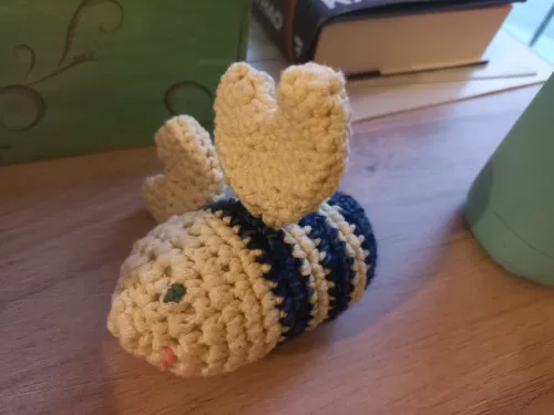 O albină galben deschis și albastru închis