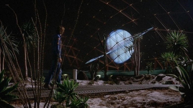 Bruce Dern în rolul lui Freeman Lowell se uită dintr-un geodom la Saturn în Silent Running