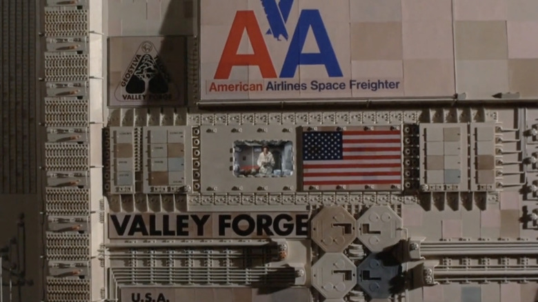 Bruce Dern în rolul lui Freeman Lowell se uită la stele din camera lui din Valley Forge în Silent Running