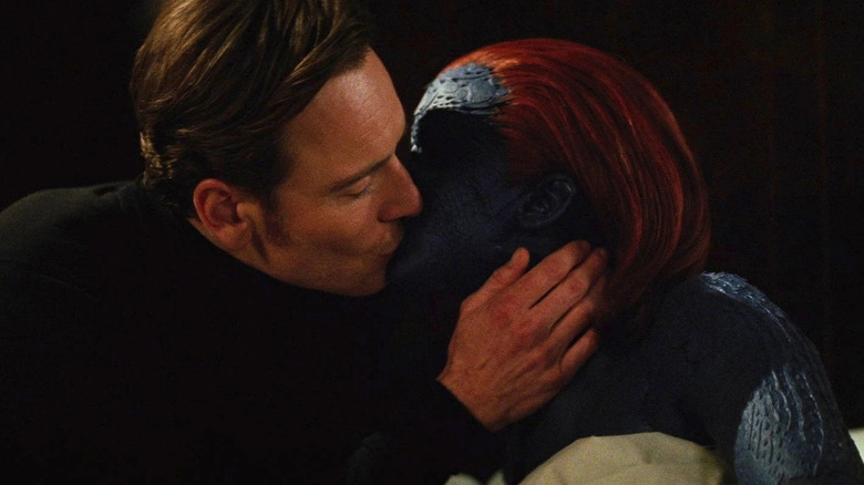 Michael Fassbender ca Magneto sărutându-se pe Jennifer Lawrence ca Mystique în X-Men: Days of Future Past