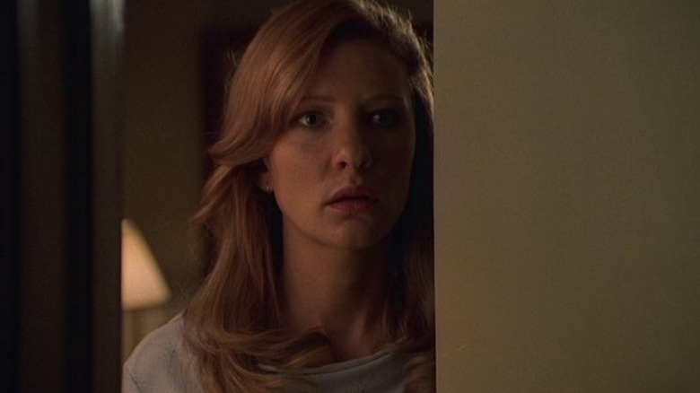 Annie stând în pragul unei uși în The Gift