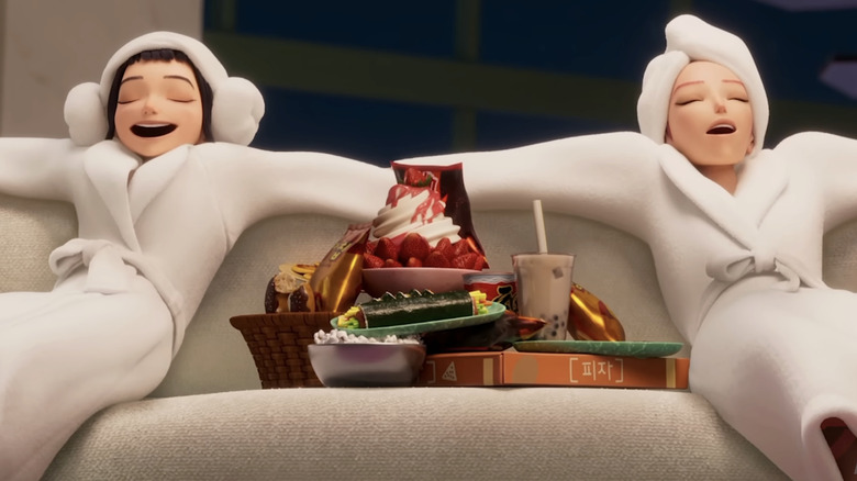 Fie ca Mira din Hong și Zoey din Ji-young Yoo să se relaxeze pe o canapea în KPop Demon Hunters