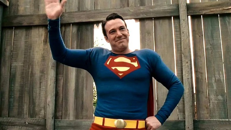 Ben Affleck forțează un zâmbet în rolul lui George Reeves în costumul său de Superman în Hollywoodland