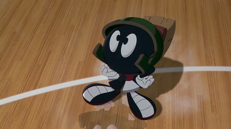 Marvin Marțianul pe un teren de baschet în Space Jam