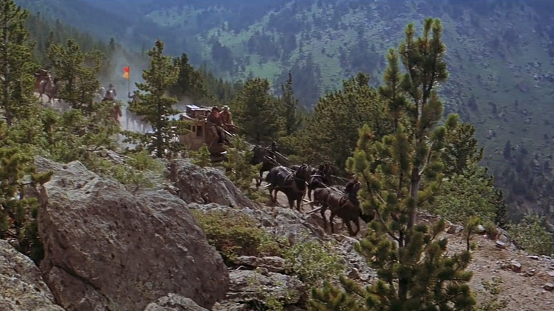 Stagecoach călătorește prin terenul Colorado în Stagecoach