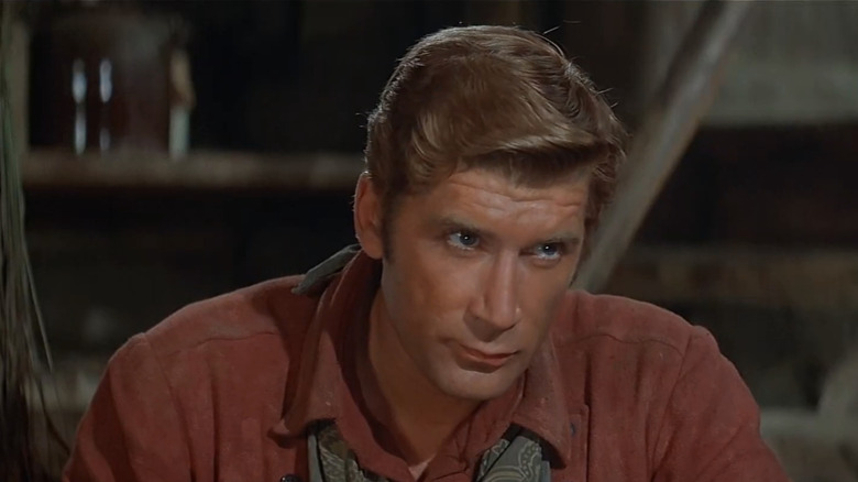 The Ringo Kid de Alex Cord ridică privirea în timp ce stă înăuntru în Stagecoach