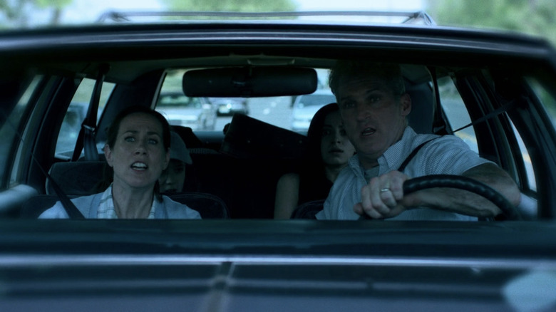 Brian Jones de la James Colby stă alături de Alisa Jones de Miriam Shor într-o mașină, în timp ce Phillip Jones de la Billy McFadden și Jessica Jones de la Elizabeth Cappuccino stau în spate în Jessica Jones.