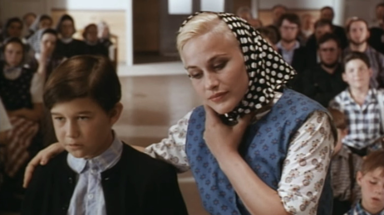 Ezekiel Jacobson al lui Joseph Gordon-Levitt stă alături de Betsy Havana Iggins a Patriciei Arquette în timp ce sunt căsătoriți în Holy Matrimony