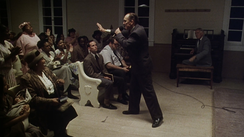 Euliss F. Sonny Dewey de Robert Duvall predică congregației sale într-o biserică din The Apostle