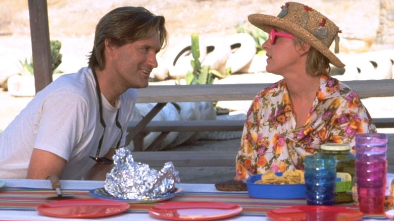 Whitman zâmbind lui Marha într-o pălărie în Mr. Wrong