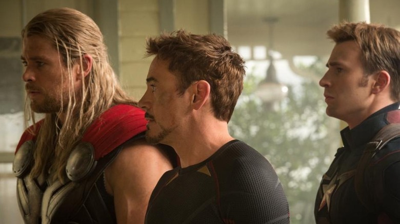 Thor, Tony Stark și Căpitanul America stând în casa lui Clint în Avengers: Age of Ultron