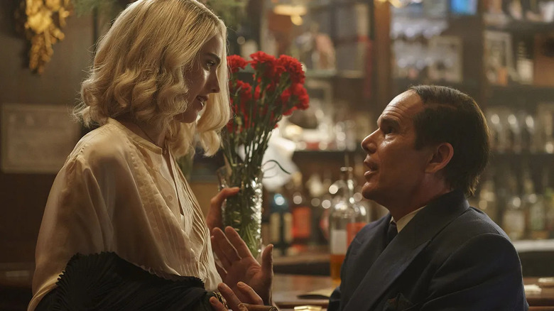 Margaret Qualley ca Elizabeth Weiland vorbind cu Ethan Hawke ca Lorenz Hart în Blue Moon