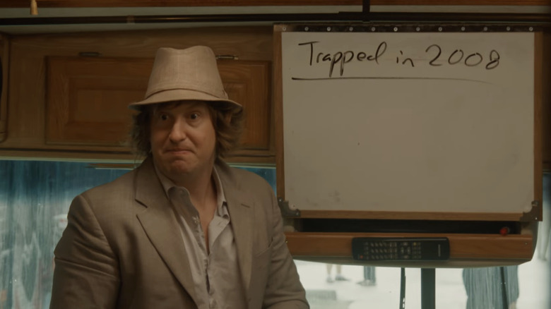 Matt Johnson scriind pe o tablă albă într-un RV în Nirvanna The Band The Show The Movie