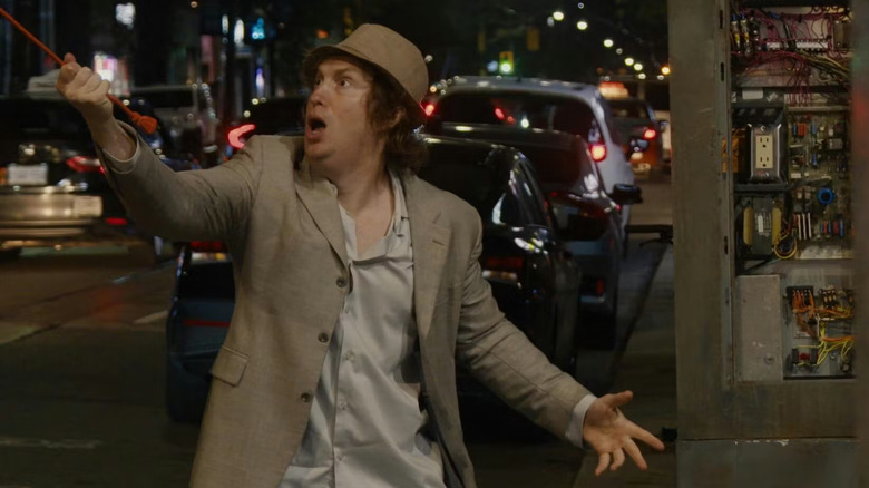 Matt Johnson trăgând îngrijorat de un prelungitor pe stradă noaptea în Nirvanna The Band The Show The Movie