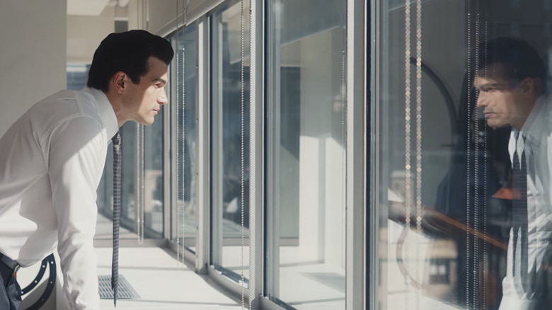 Paul Anthony Kelly în rolul lui John F Kennedy Jr se uită pe fereastră în Love Story