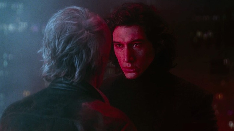 Adam Driver în rolul lui Kylo Ren ucidendu-l pe Harrison Ford în rolul lui Han Solo în Star Wars: The Force Awakens