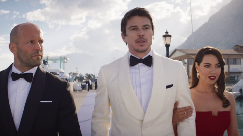 Orson și Sarah îl escortează pe Danny pe barcă în Operațiunea Fortune: Ruse de Guerre