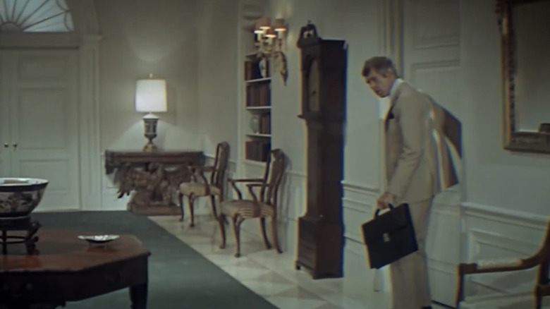 Dr. Sidney Schaefer de la James Coburn intră pe holurile Casei Albe în The President's Analyst