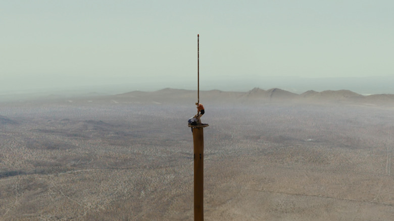 Becky Connor de la Grace Caroline Currey și Shiloh Hunter de la Virginia Gardner stau blocați pe un turn de transmisie în toamnă