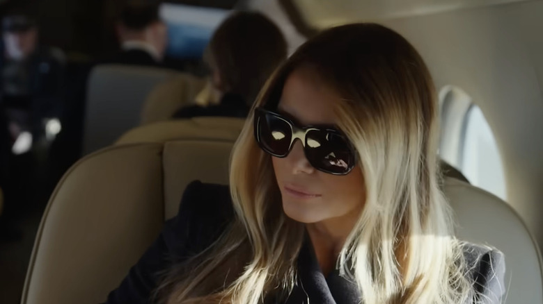 Melania Trump stând într-un avion în Melania