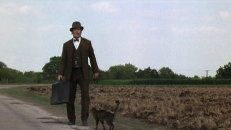 Mr. Cox al lui Robert Duvall stă alături de pisica lui pe un drum rural în The Stars Fell in Henrietta