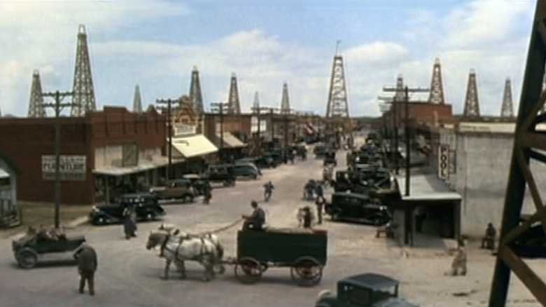 Orașul Henrietta este văzut cu platforme petroliere vizibile în depărtare în The Stars Fell in Henrietta