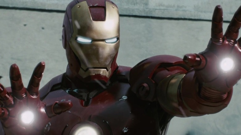 Iron Man al lui Robert Downey Jr își țintește blasterele de mână în Iron Man.jpg