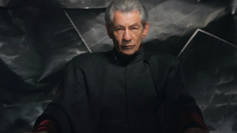 Ian McKellen în rolul lui Magneto arată serios în filmele X-Men