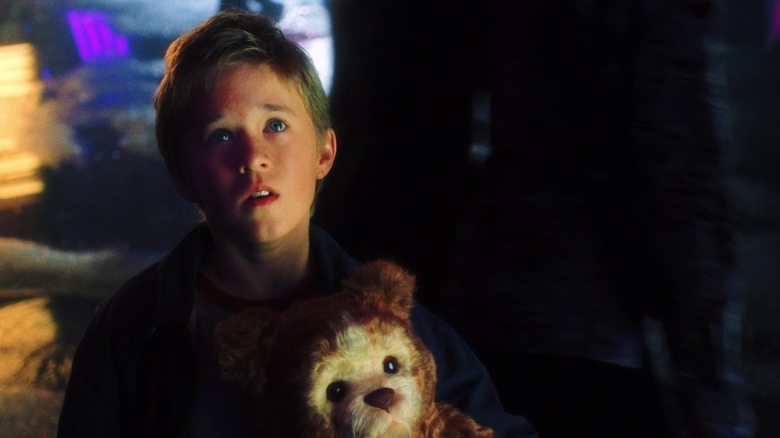 David de la Haley Joel Osment își ține plușul în timp ce ridică privirea în inteligența artificială AI