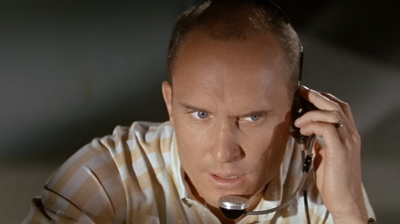 Chiz al lui Robert Duvall vorbește cu un director al NASA în Countdown