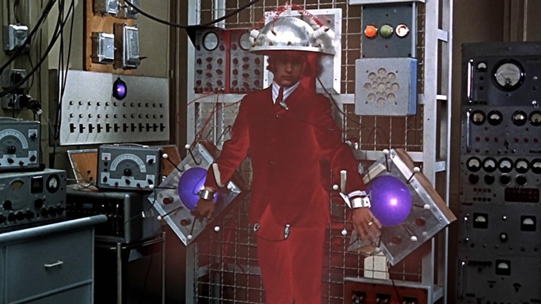 Ringo Starr s-a conectat la o mașină ciudată în Help!