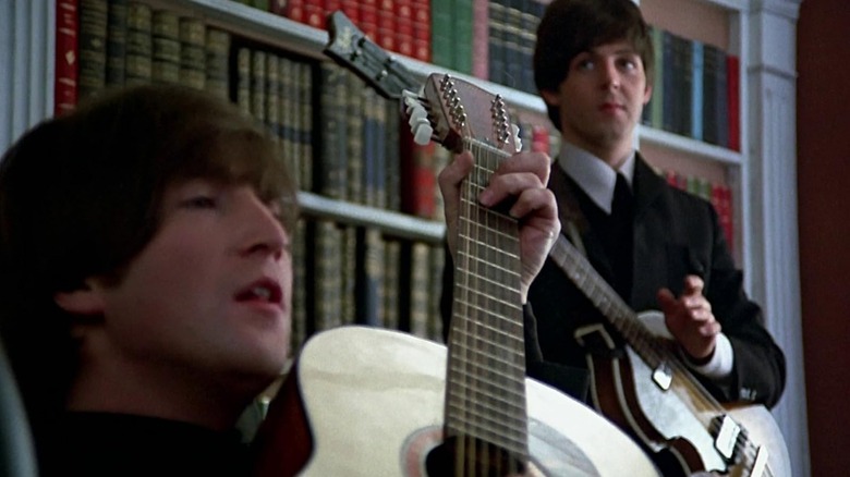 Paul McCartney și John Lennon ținând chitara în Help!