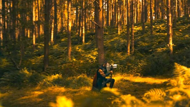 Thor îngenunchează într-un pădure în timp ce ține Stormbreaker într-un teaser Avengers: Doomsday