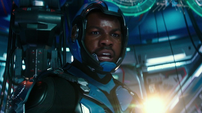 Jake Pentecost în ținuta sa de pilot robot în Pacific Rim Uprising