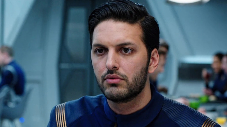 Shazad Latif ca Ash pe podul unei nave în Star Trek: Discovery