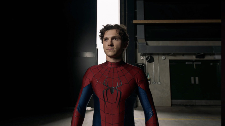 Tom Holland în noul său costum de Spider-Man pe platourile de filmare din Spider-Man: Brand New Day