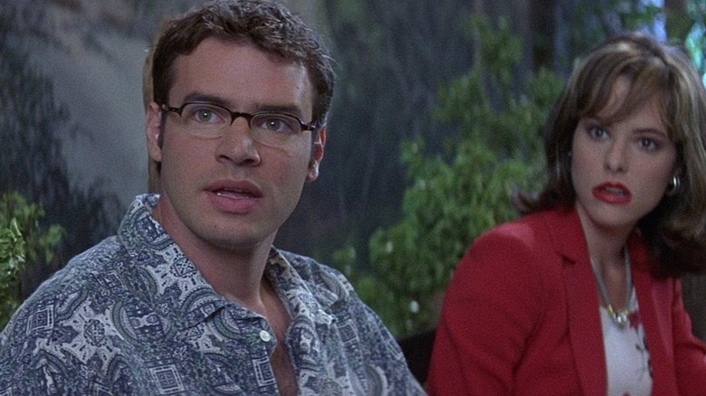 Scott Foley ca Roman Bridger stând lângă Parker Posey ca Jennifer Jolie în Scream 3