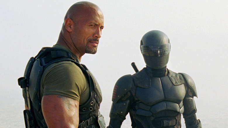 Dwayne Johnson în rolul Roadblock atârnă cu Ray Park în rolul Snake Eyes în GI Joe: Retaliation